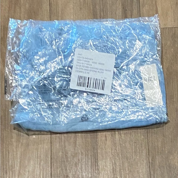 Cloth & Stone-Ruffled High-Wasted Shorts-Women's
Size: Medium-Denim Light-NEW!! - Picture 3 of 16